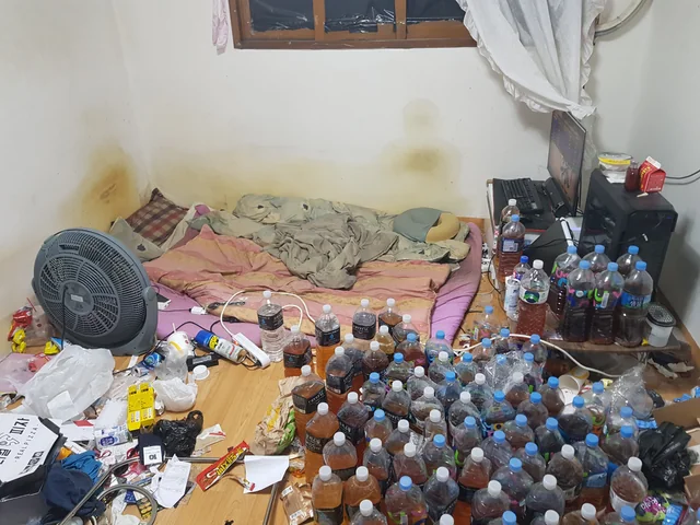a-room-of-korean-hikikomori-v0-eoycsudz7odb1.webp